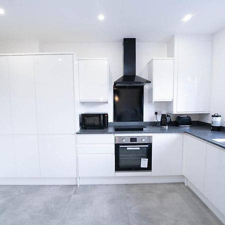 Entire Modern Home With Private Parking For 6/8 Persons Вёксоп Экстерьер фото