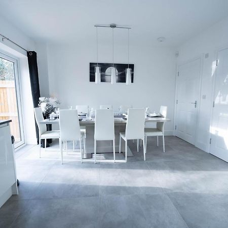 Entire Modern Home With Private Parking For 6/8 Persons Вёксоп Экстерьер фото