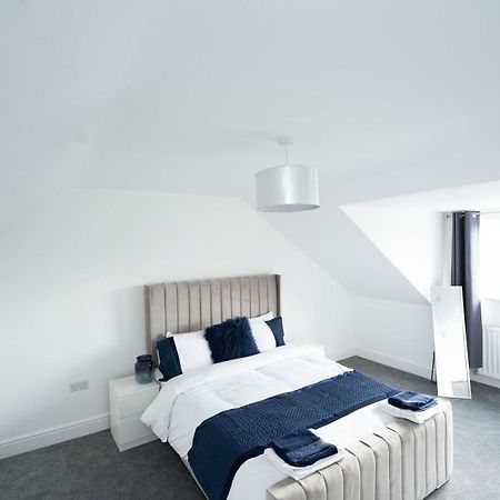 Entire Modern Home With Private Parking For 6/8 Persons Вёксоп Экстерьер фото