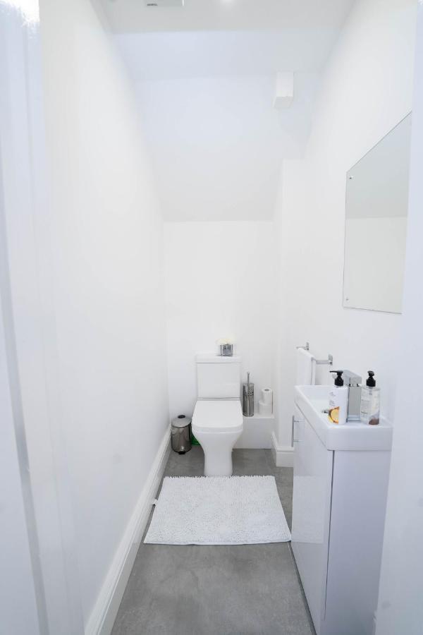 Entire Modern Home With Private Parking For 6/8 Persons Вёксоп Экстерьер фото