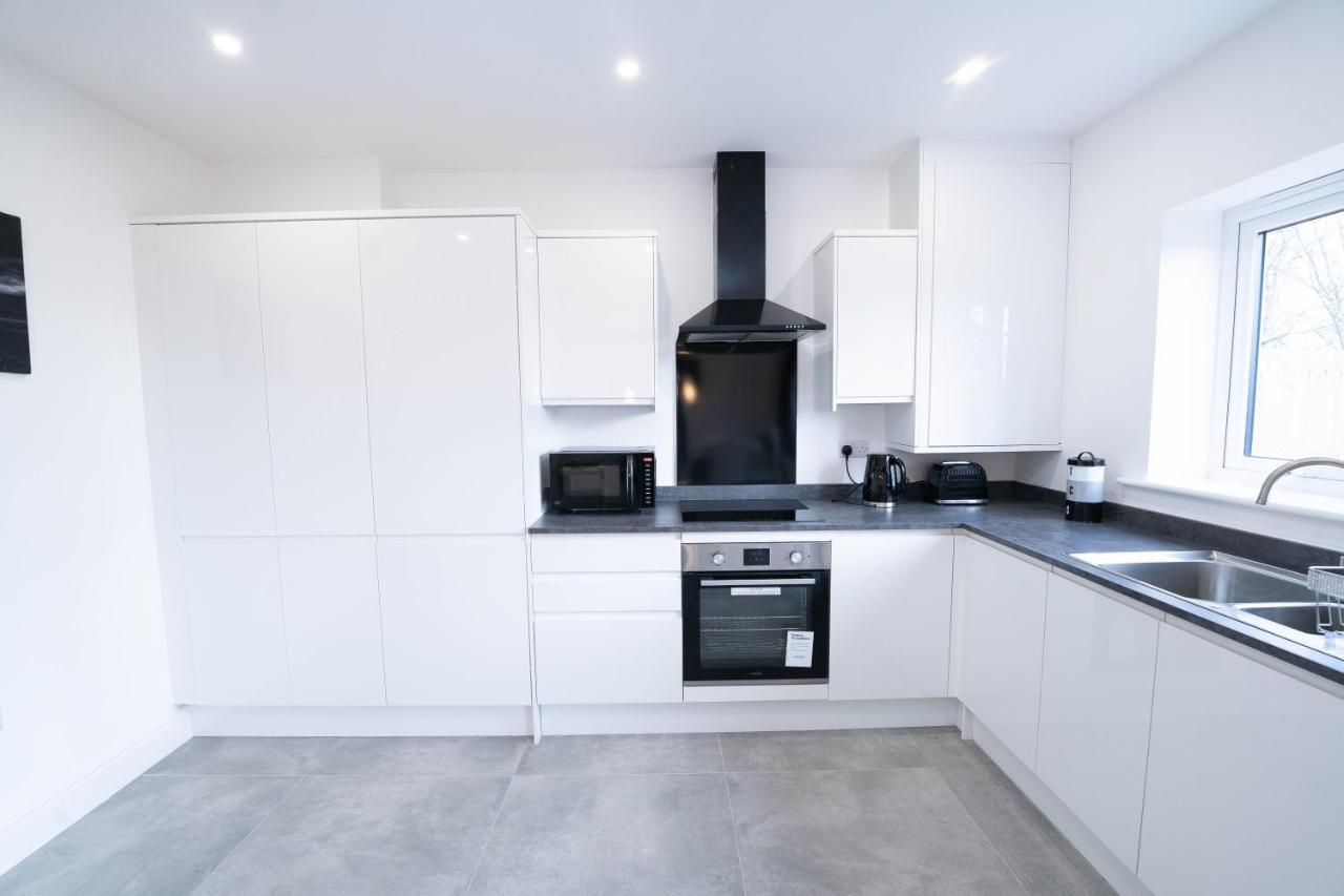 Entire Modern Home With Private Parking For 6/8 Persons Вёксоп Экстерьер фото