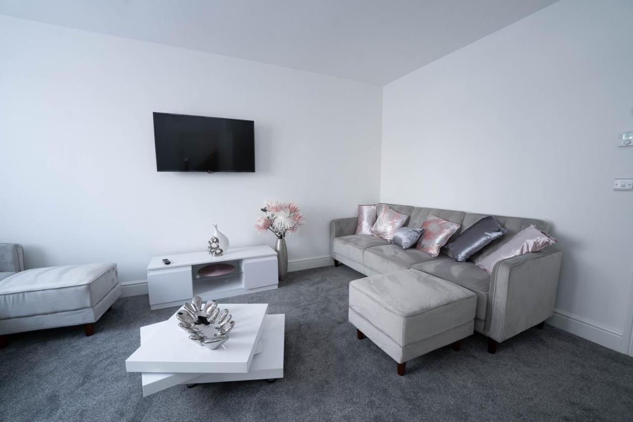 Entire Modern Home With Private Parking For 6/8 Persons Вёксоп Экстерьер фото
