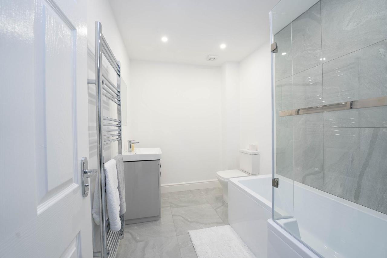 Entire Modern Home With Private Parking For 6/8 Persons Вёксоп Экстерьер фото