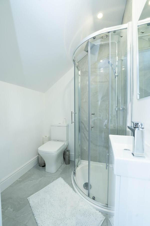 Entire Modern Home With Private Parking For 6/8 Persons Вёксоп Экстерьер фото