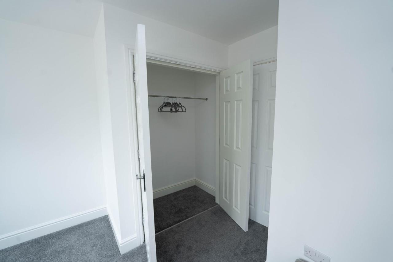 Entire Modern Home With Private Parking For 6/8 Persons Вёксоп Экстерьер фото