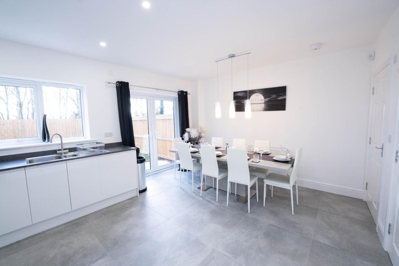 Entire Modern Home With Private Parking For 6/8 Persons Вёксоп Экстерьер фото