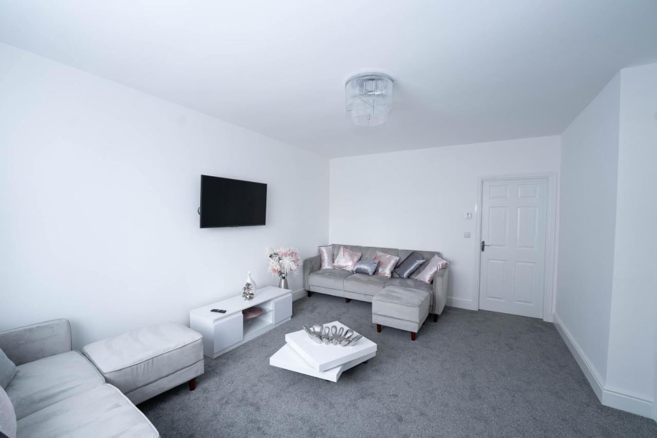 Entire Modern Home With Private Parking For 6/8 Persons Вёксоп Экстерьер фото
