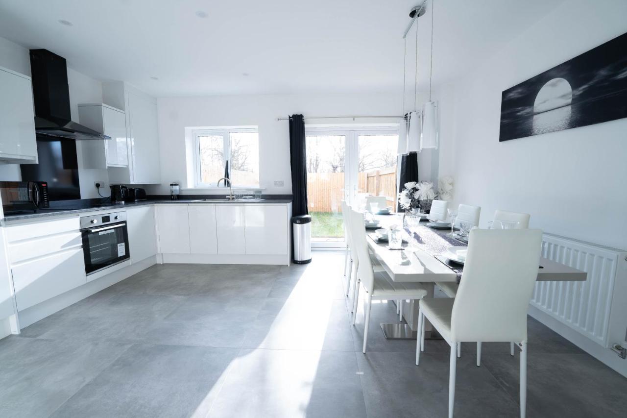 Entire Modern Home With Private Parking For 6/8 Persons Вёксоп Экстерьер фото