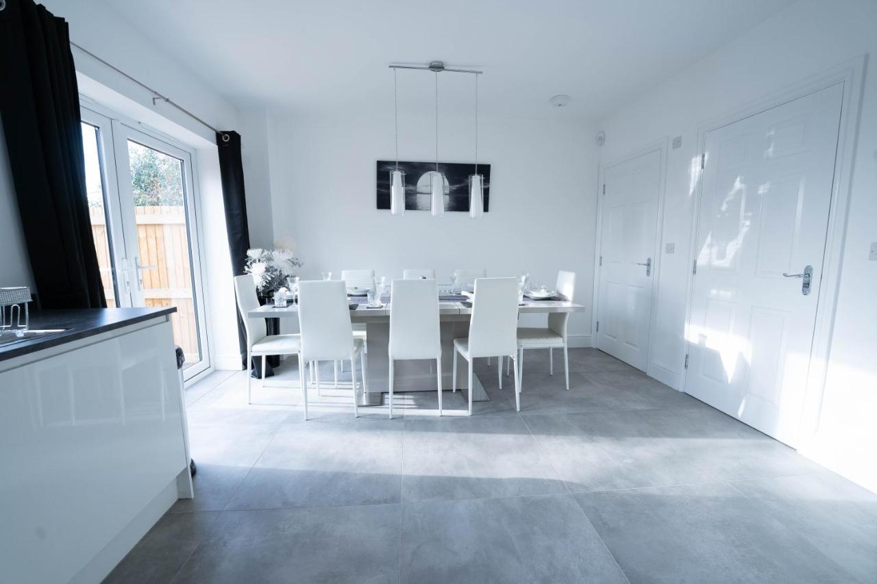 Entire Modern Home With Private Parking For 6/8 Persons Вёксоп Экстерьер фото