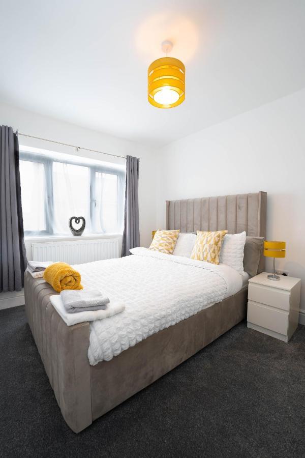 Entire Modern Home With Private Parking For 6/8 Persons Вёксоп Экстерьер фото