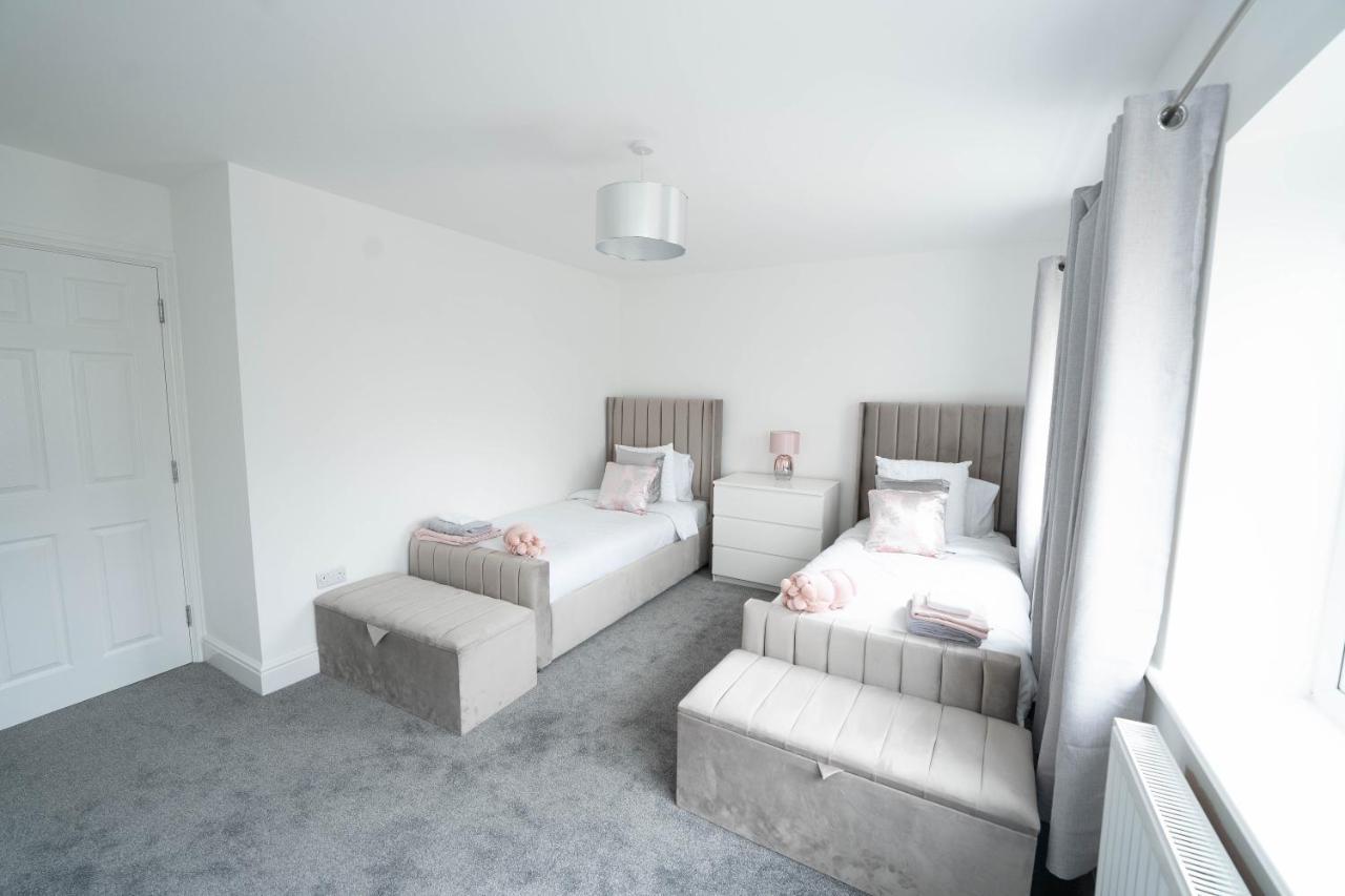 Entire Modern Home With Private Parking For 6/8 Persons Вёксоп Экстерьер фото
